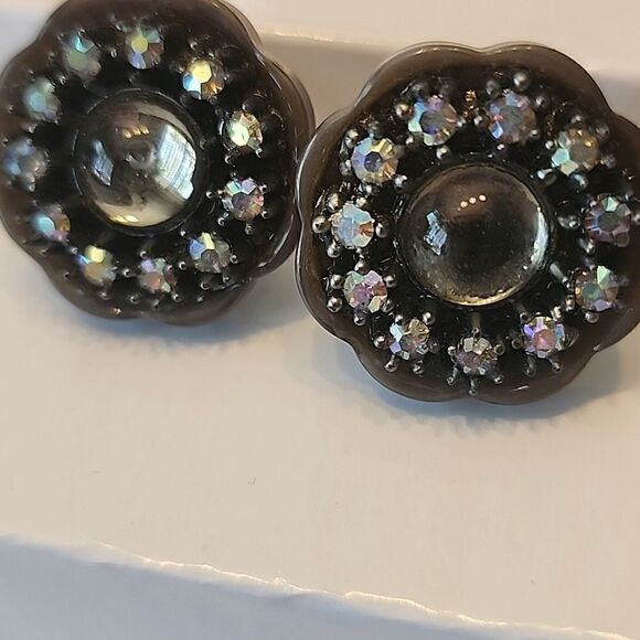 Vintage Clip On Earrings Aurora Borealis Crystal Surrounding Main Clear Stone - Picture 3 of 5